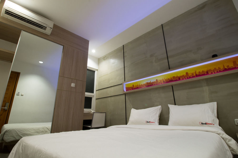 Reddoorz Plus @ Setiabudi Eight Jakarta Exterior photo