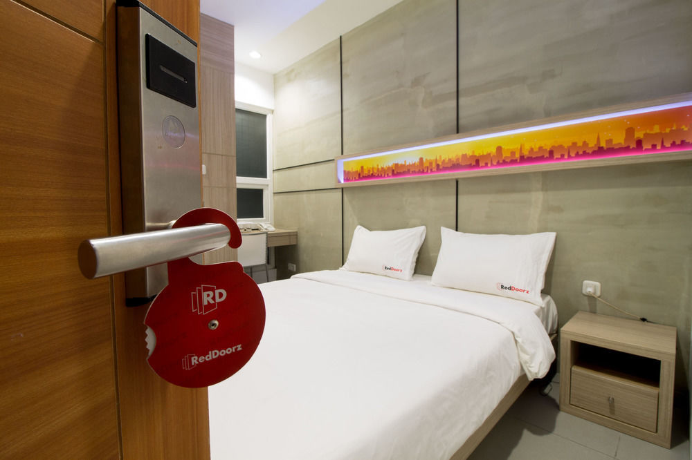 Reddoorz Plus @ Setiabudi Eight Jakarta Exterior photo