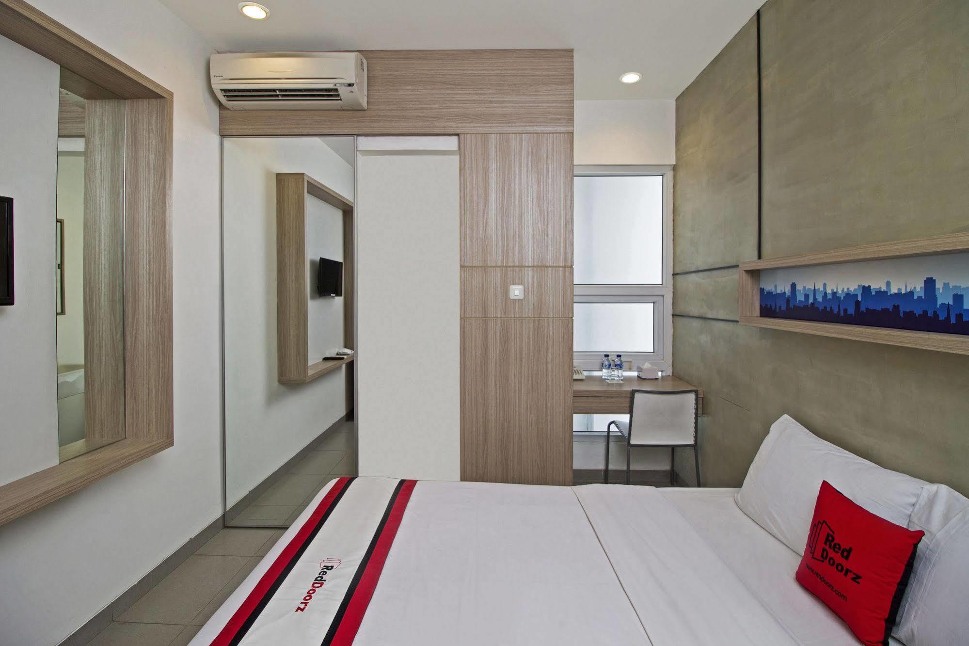 Reddoorz Plus @ Setiabudi Eight Jakarta Exterior photo