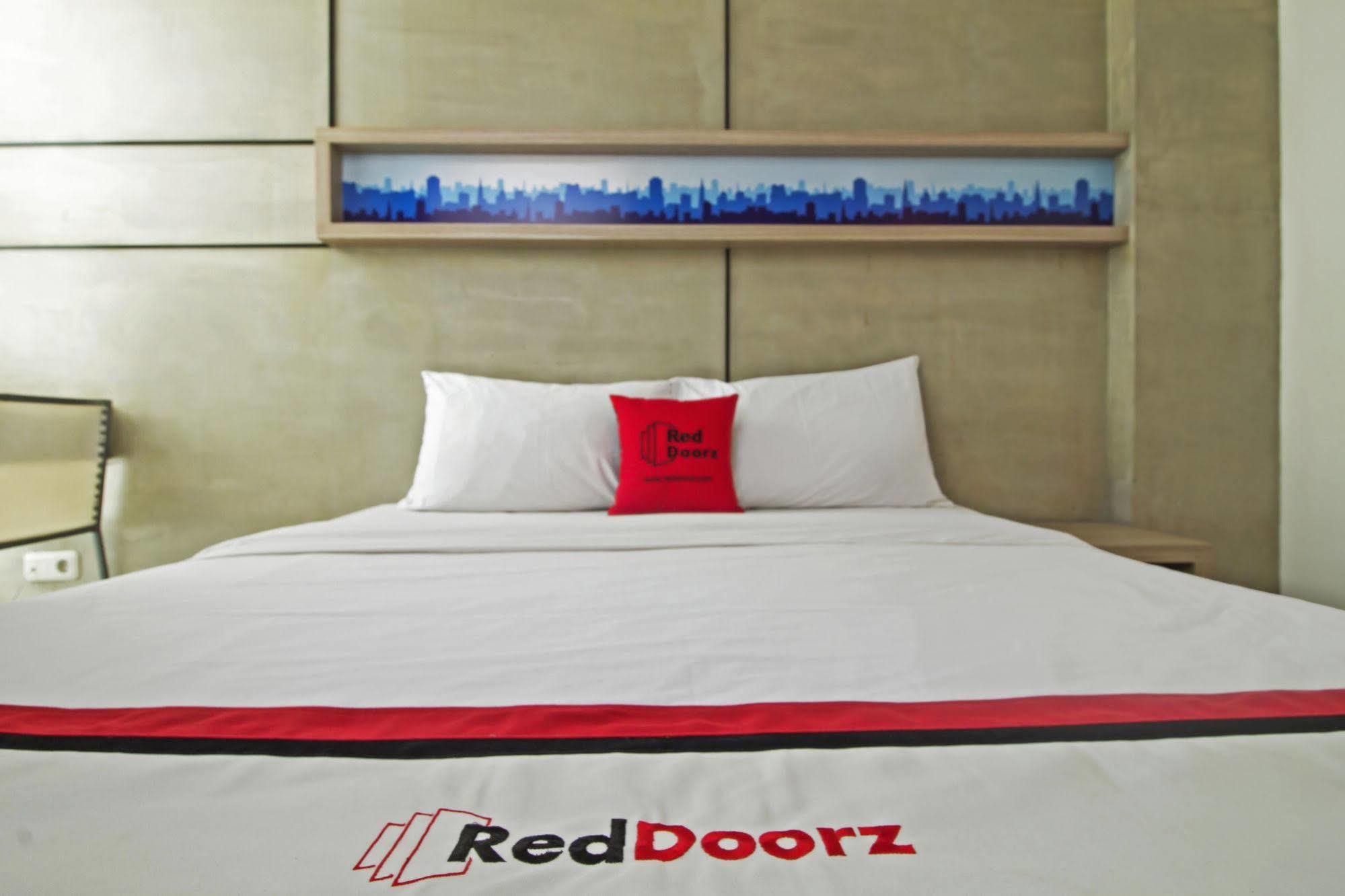 Reddoorz Plus @ Setiabudi Eight Jakarta Exterior photo