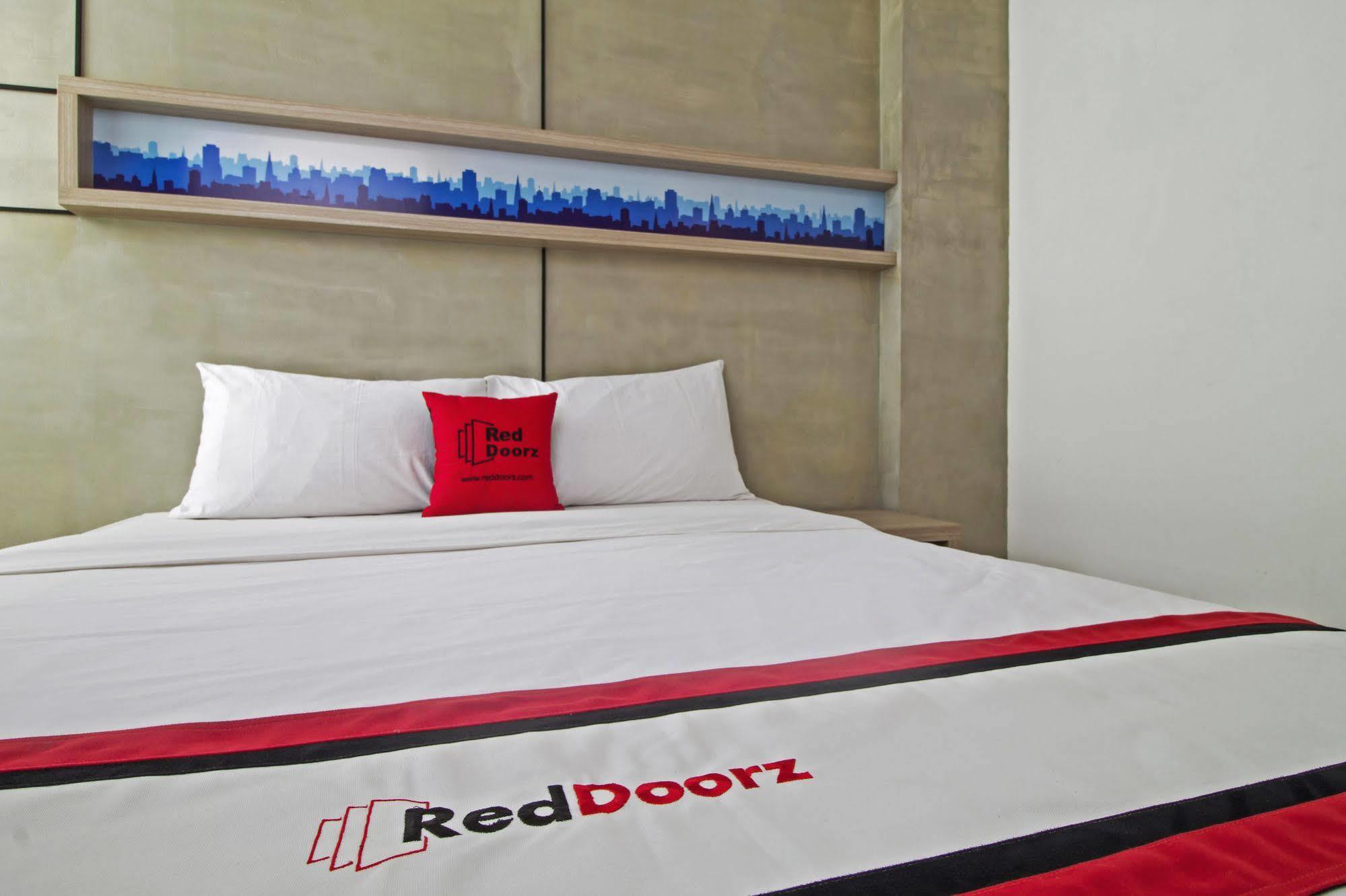 Reddoorz Plus @ Setiabudi Eight Jakarta Exterior photo