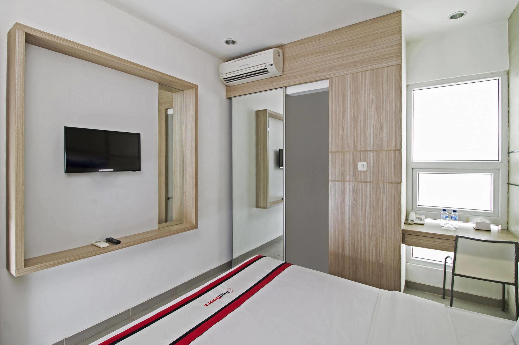 Reddoorz Plus @ Setiabudi Eight Jakarta Exterior photo